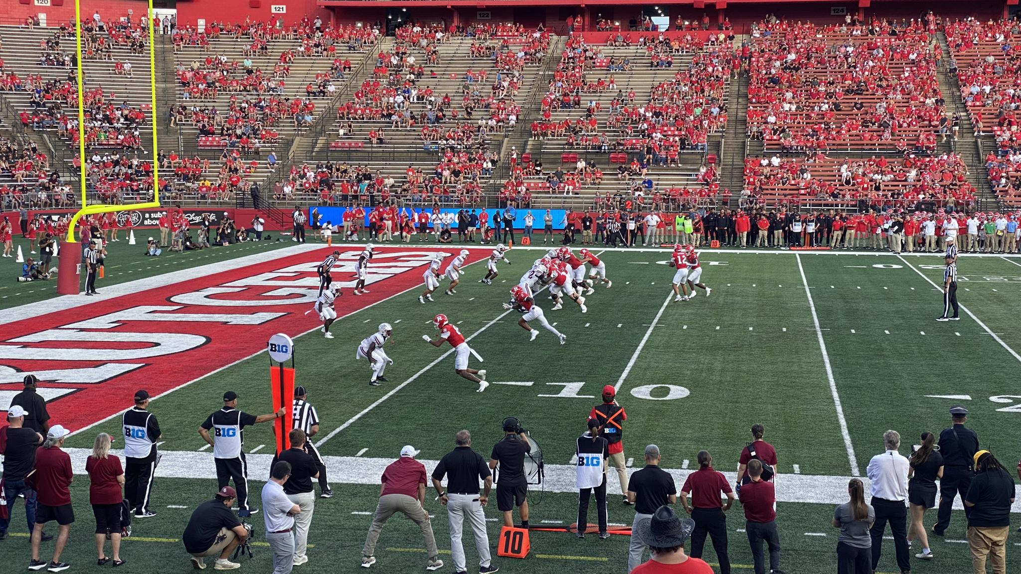 An image of a play during a football game